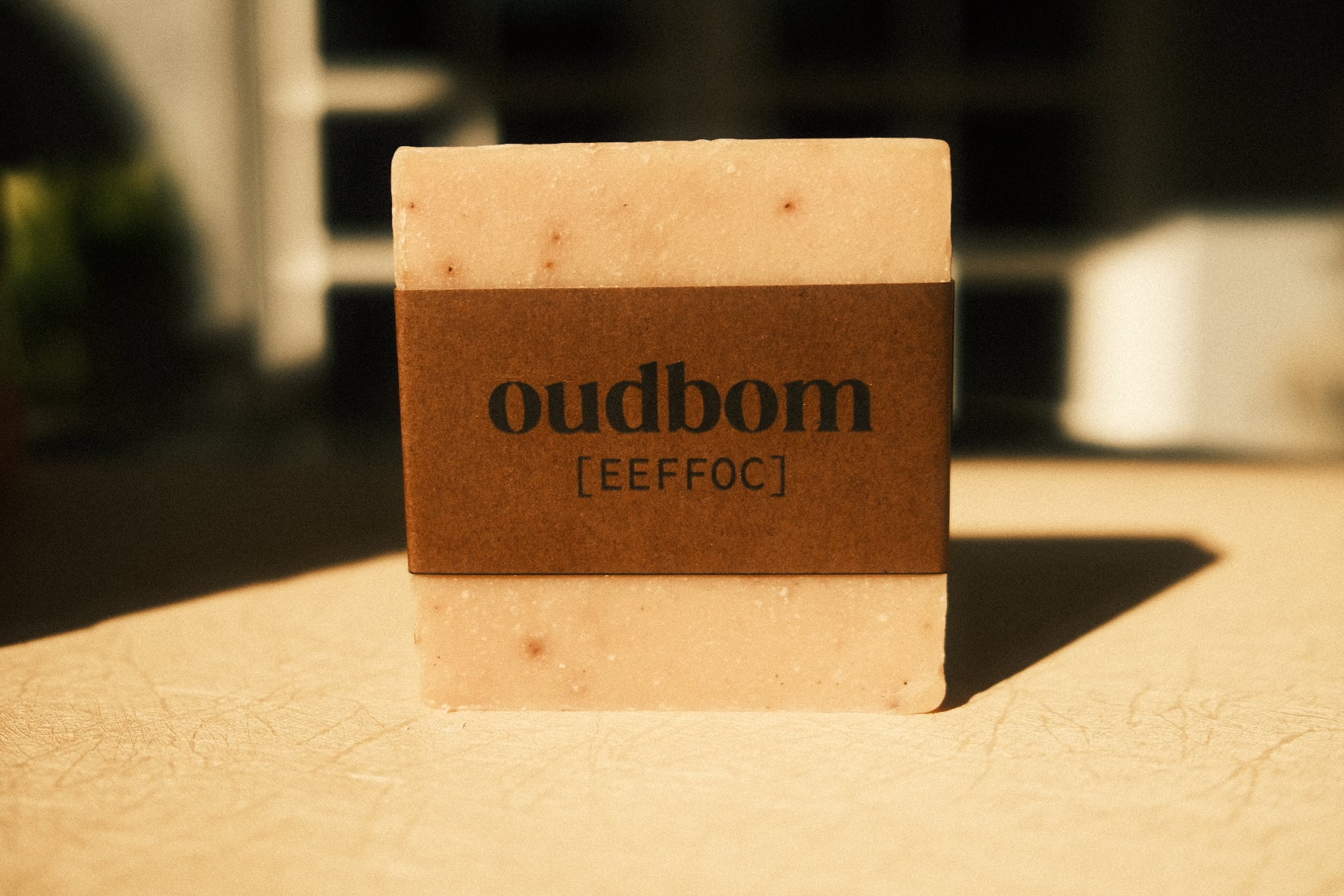 Bar of tan soap with a brown label, “oudbom, EEFOC”